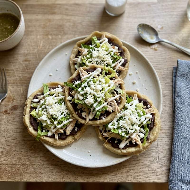 Quesadillas de Tinga de Pollo y Queso Fundido en Sartén